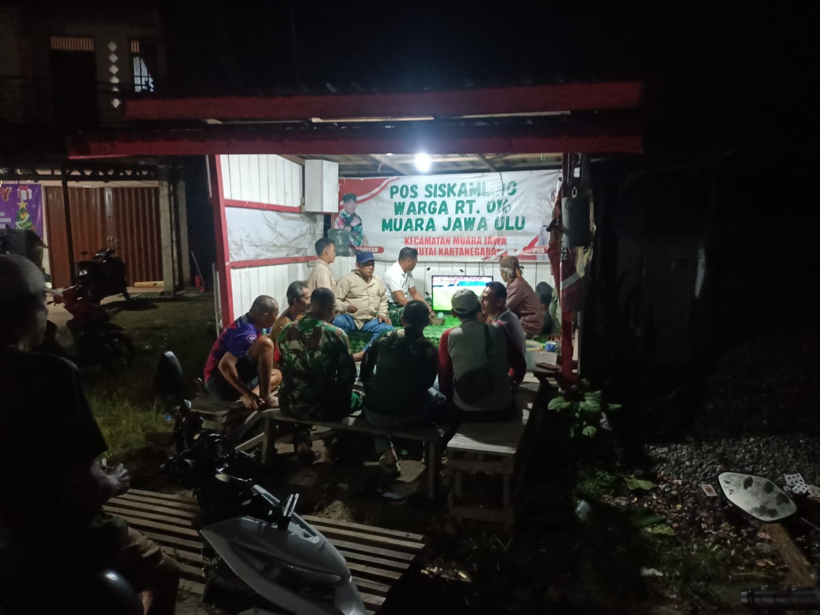 Jaga Keamanan Wilayah, Babinsa Bersama Warga Lakukan Nobar Piala Dunia Jaga Keamanan Wilayah, Babinsa Bersama Warga Lakukan Nobar Piala Dunia