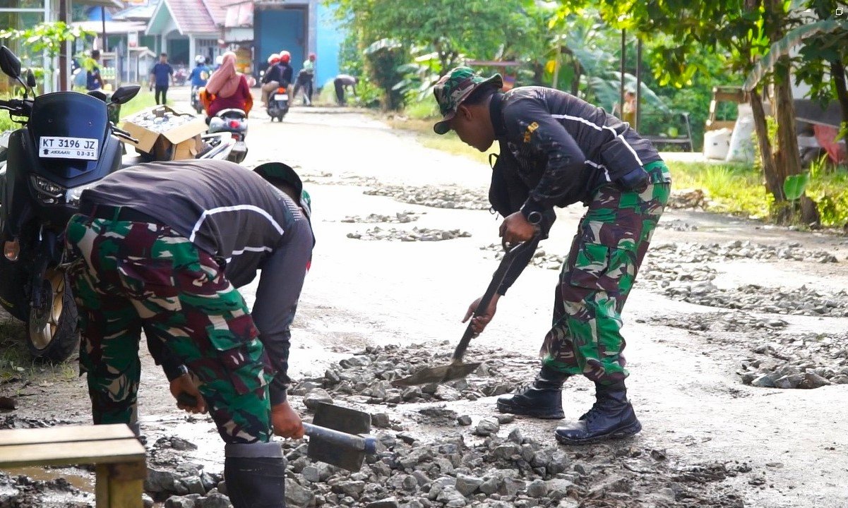 Bersama Rakyat TNI Kuat, Koramil Loa Kulu Gotong Royong Tambal Jalan Rusak