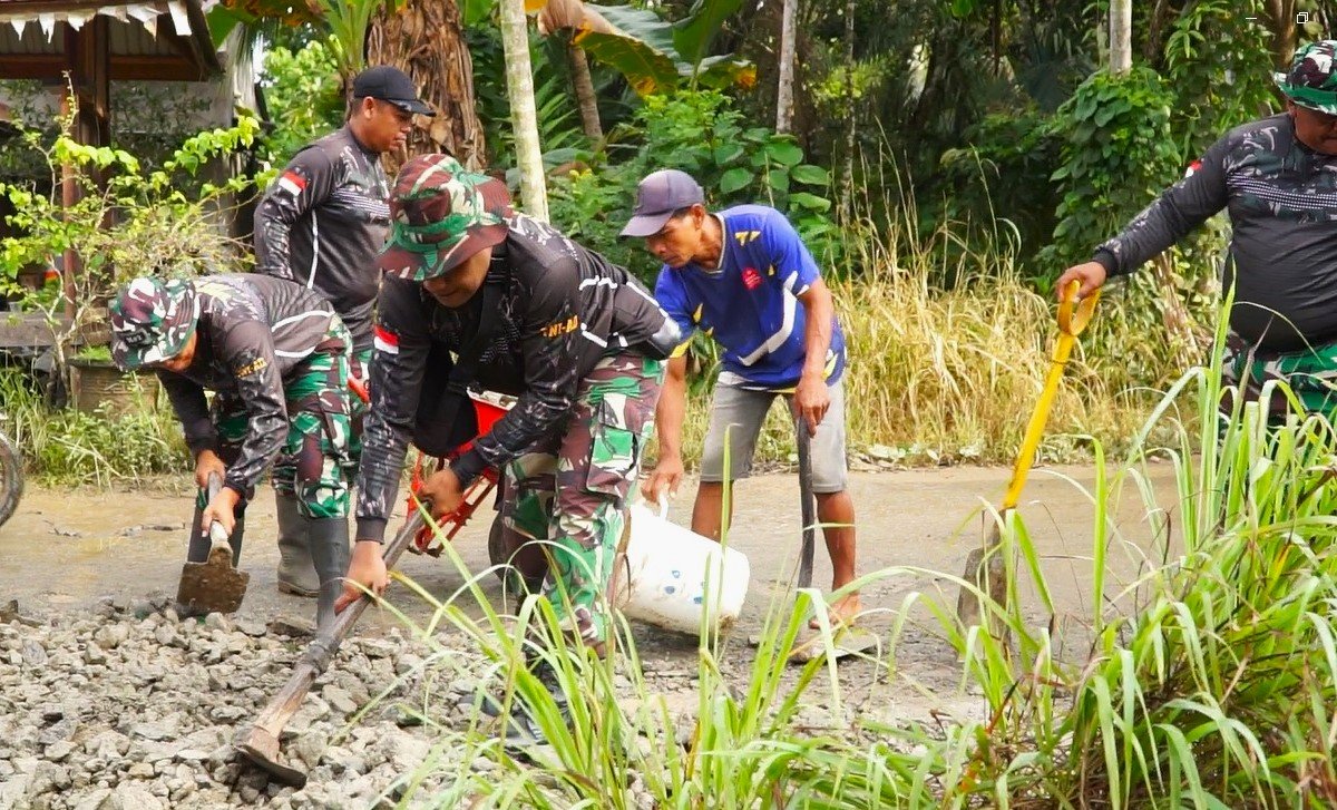 Bersama Rakyat TNI Kuat, Koramil Loa Kulu Gotong Royong Tambal Jalan Rusak