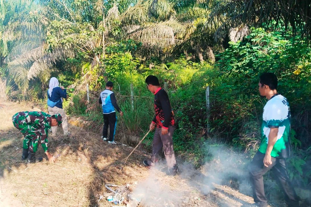 Jaga Lingkungan, Babinsa Kota Bangun Ulu Bersama Warga Gelar Aksi Bersih Desa
