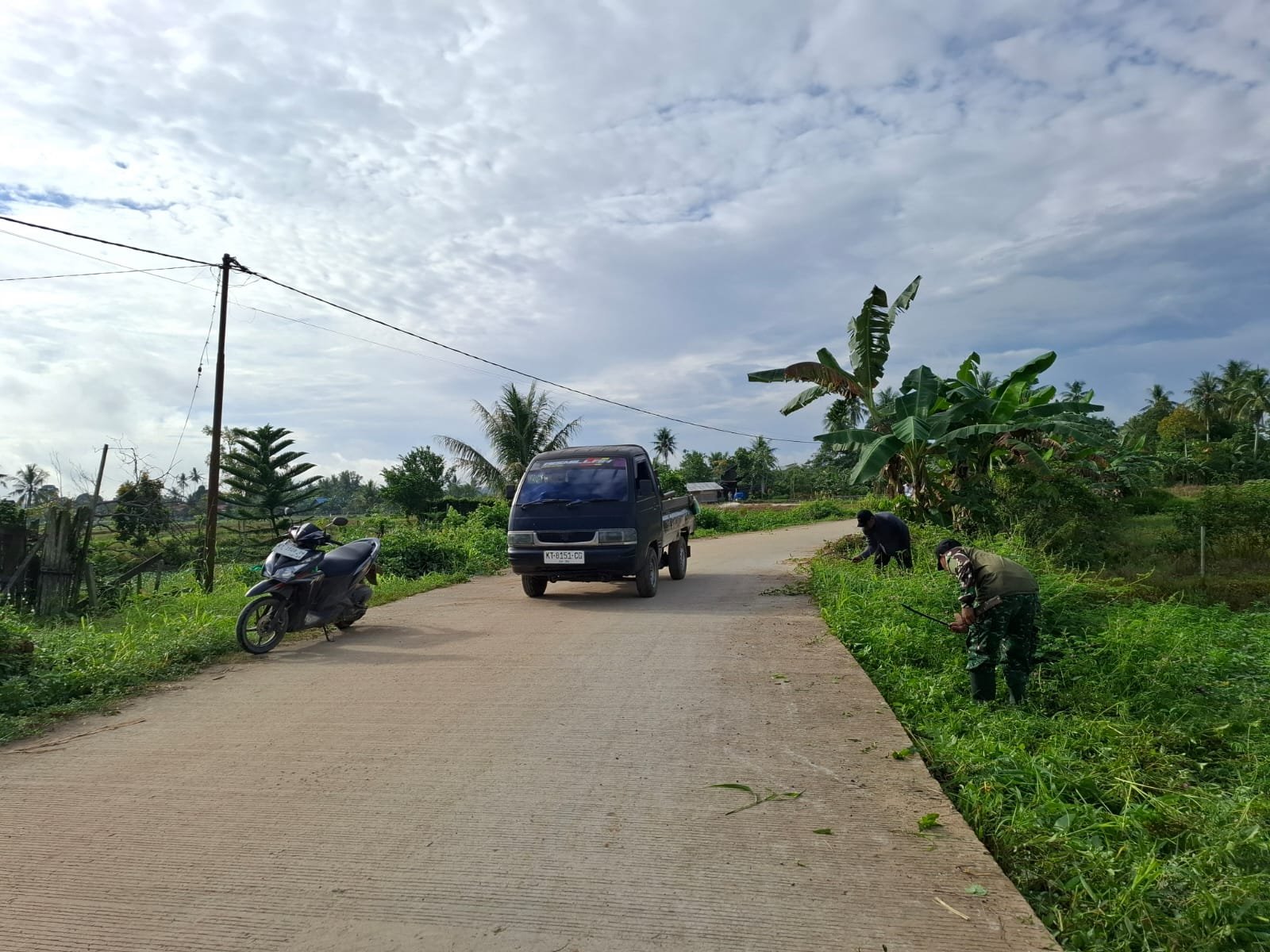 Dengan Semangat Gotong Royong, Babinsa Bersama Warga Bersihkan Lingkungan
