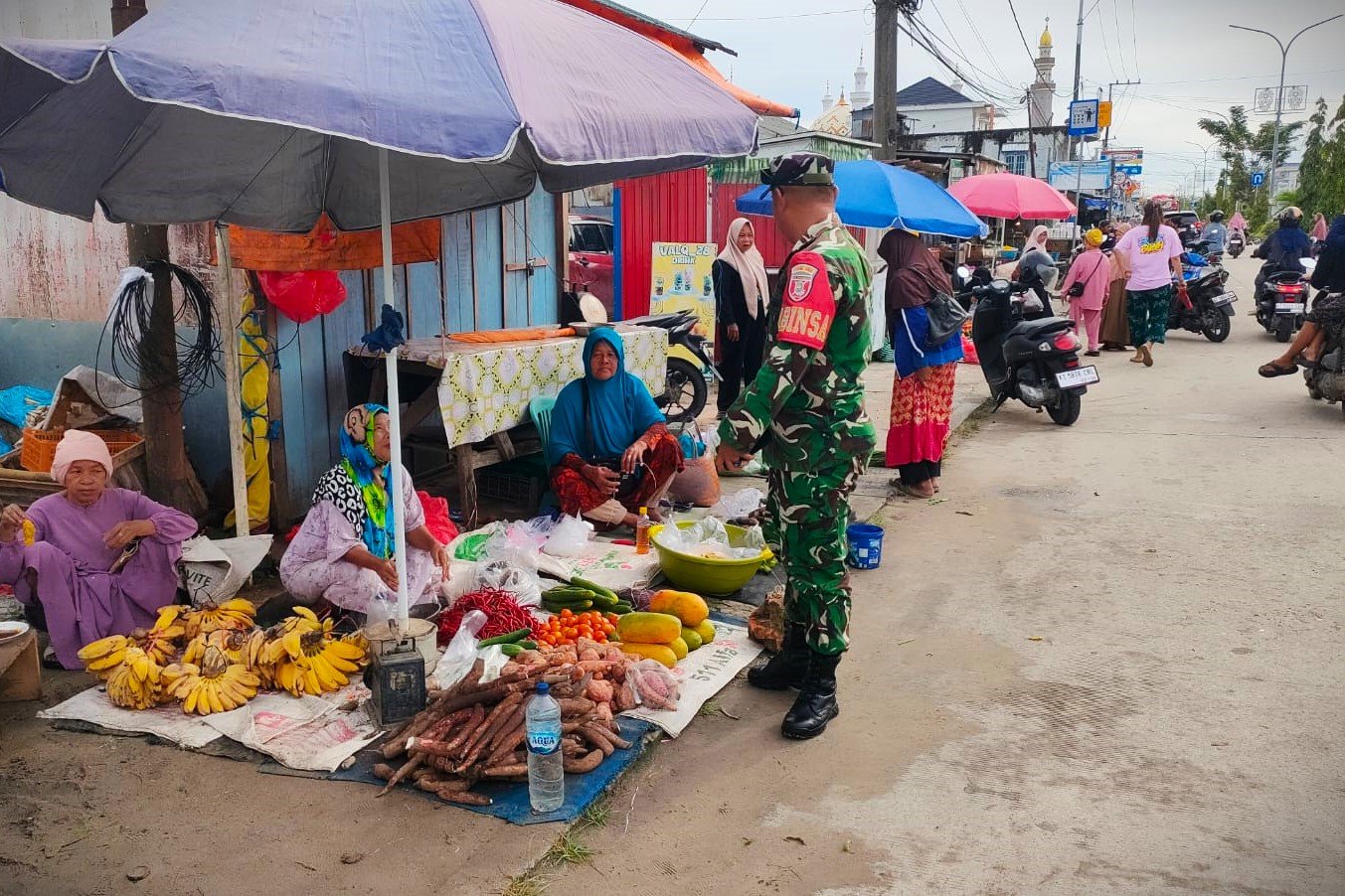 Pantau Lonjakan Harga Pangan, Babinsa Muara Jawa Sambangi Pedagang Pasar Tradisional