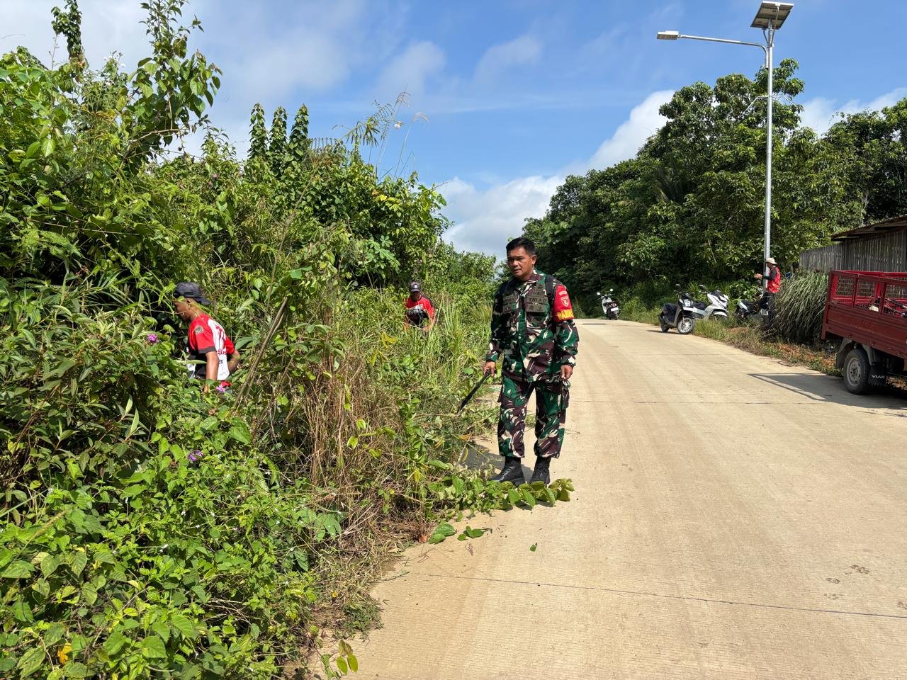 Wujudkan Lingkungan Sehat, Babinsa dan Warga Kompak Gelar Gotong Royong Wujudkan Lingkungan Sehat, Babinsa dan Warga Kompak Gelar Gotong Royong