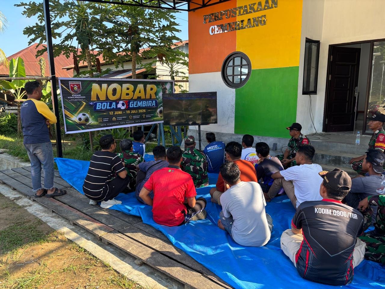 Melalui Nobar Piala Dunia, Anggota Babinsa Jalin Komsos Bersama Warga Melalui Nobar Piala Dunia, Anggota Babinsa Jalin Komsos Bersama Warga