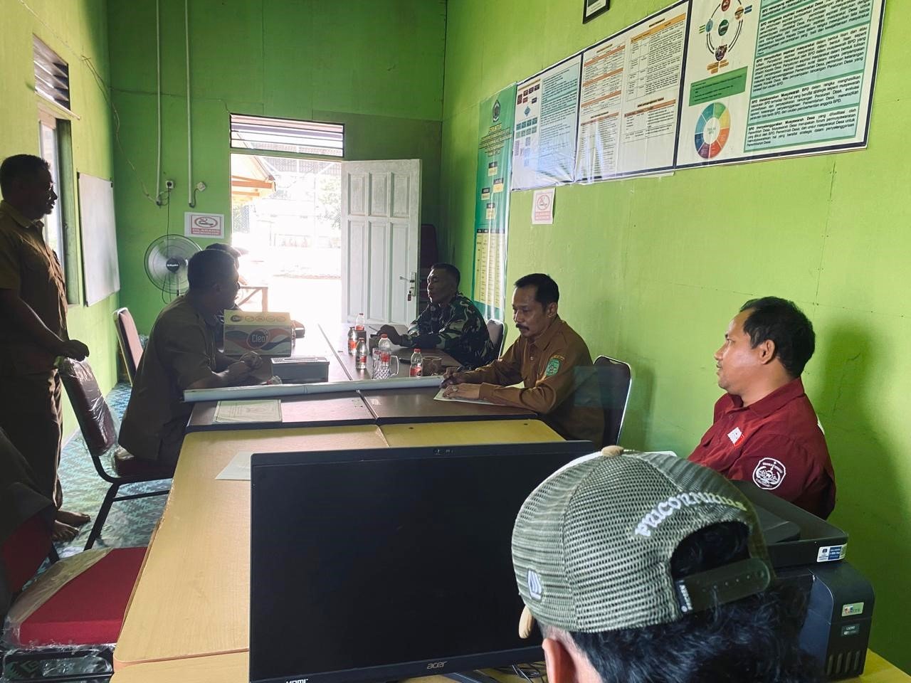 Pererat Silaturahmi dengan Warga, Babinsa Lakukan Komsos Bersama Pamong Desa Pererat Silaturahmi dengan Warga, Babinsa Lakukan Komsos Bersama Pamong Desa