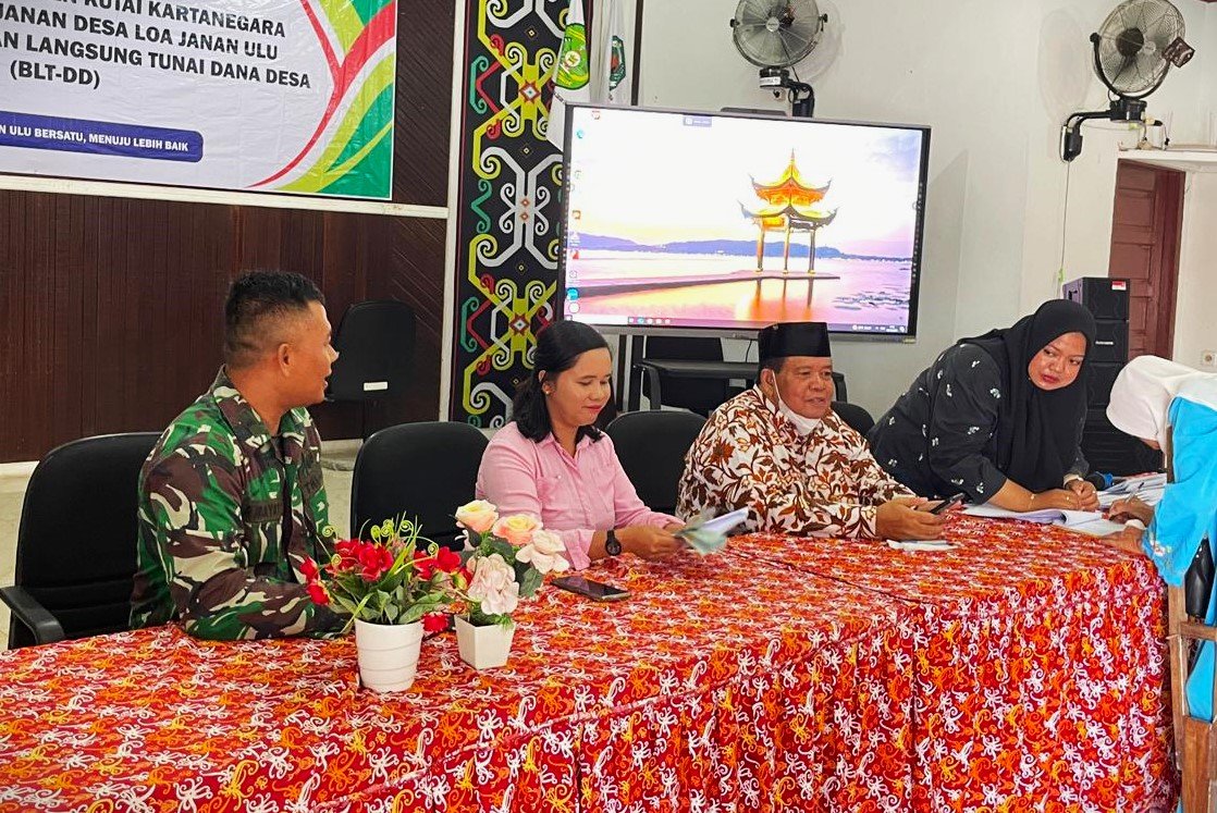 Pastikan Tepat Sasaran, Babinsa Loa Janan Ulu Kawal Penyaluran BLT Dana Desa