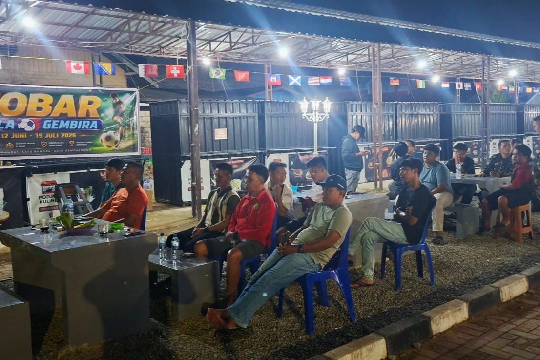 Koramil 0906-14/Tenggarong Seberang dan Masyarakat Nobar Laga Perempat Final Piala Dunia