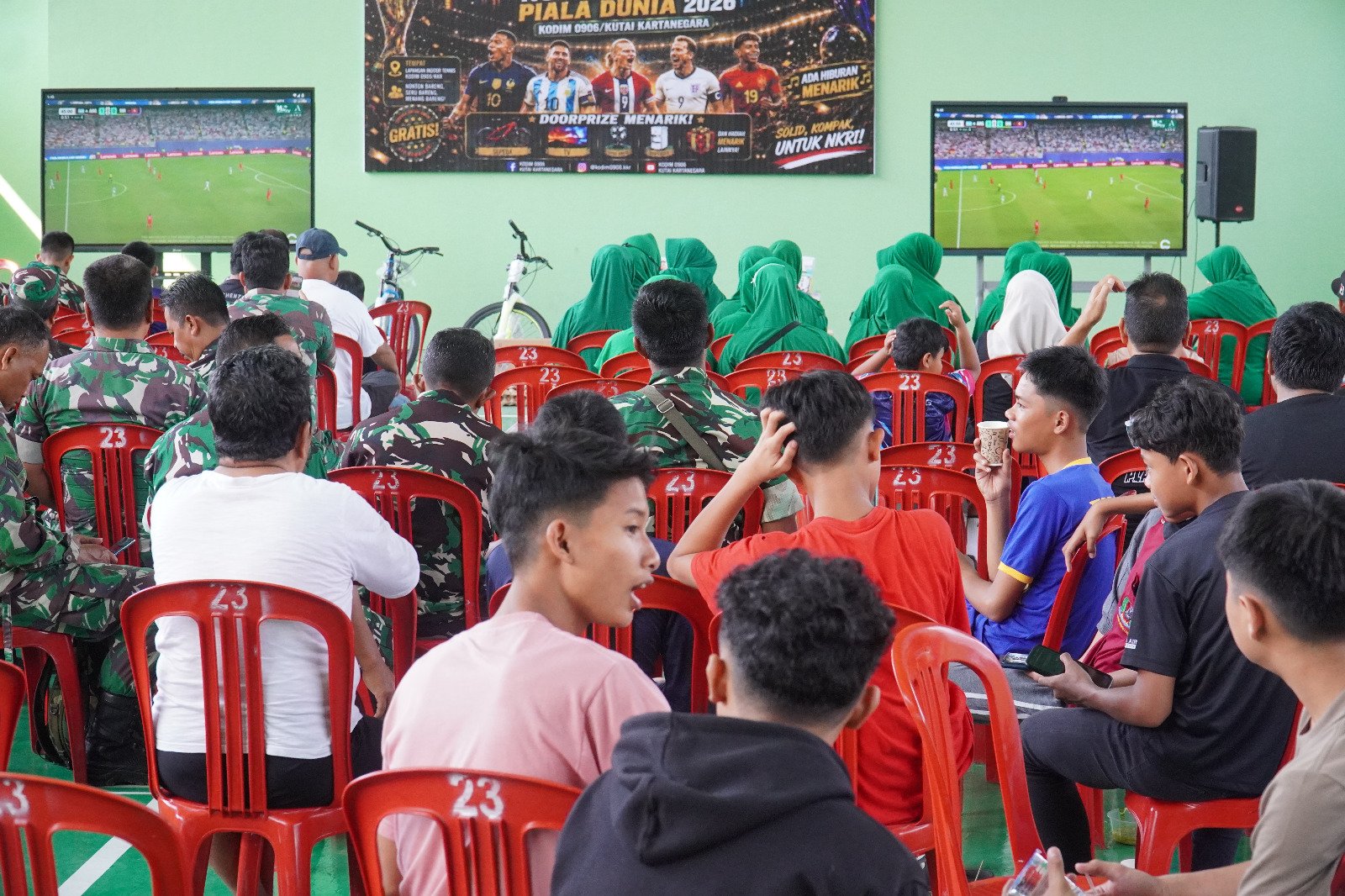 Kebersamaan TNI Dan Warga Makin Akrab Melalui Nobar Bareng Kebersamaan TNI Dan Warga Makin Akrab Melalui Nobar Bareng