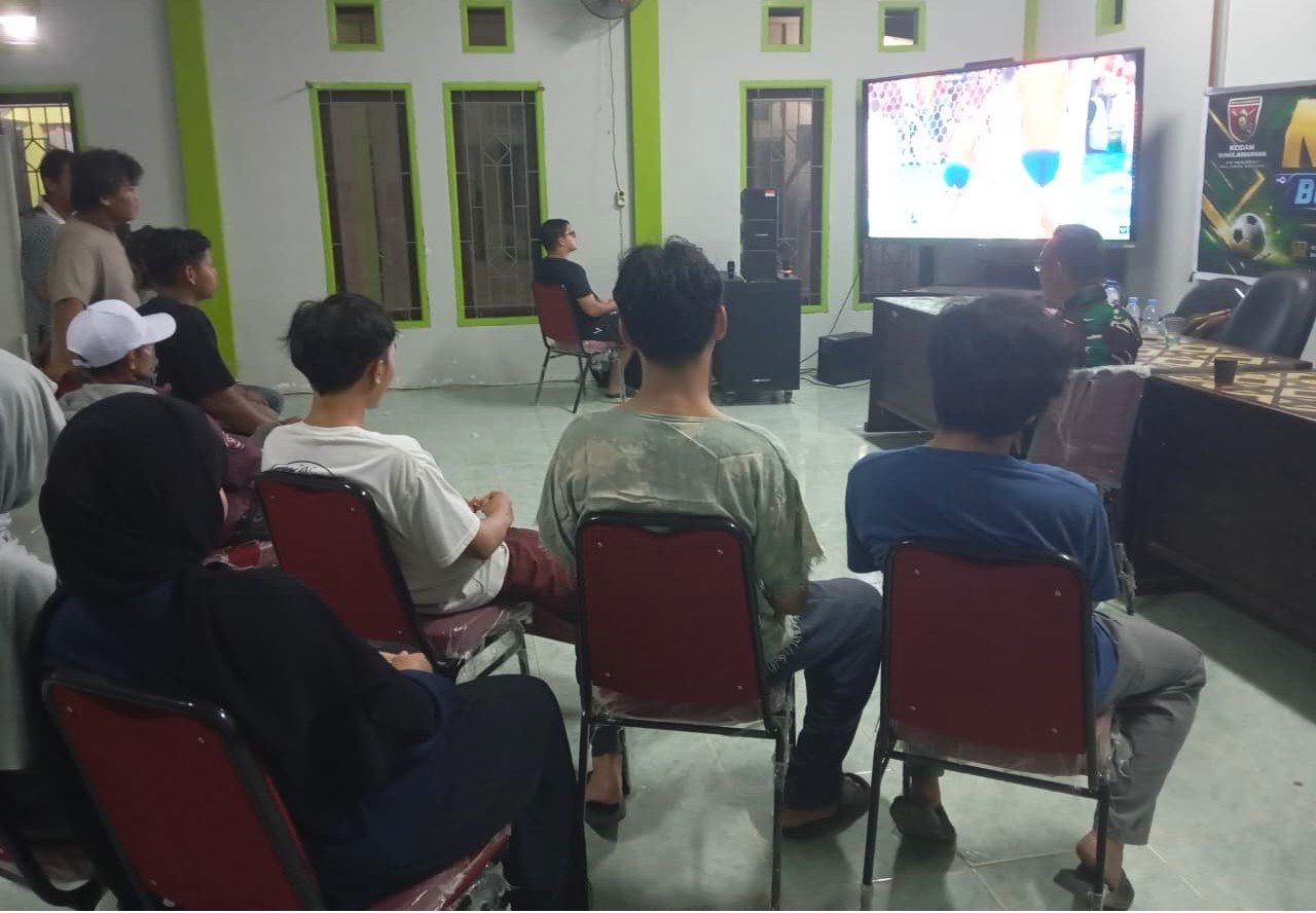 Melalui Nobar Piala Dunia, Babinsa Pastikan Wilayah Binaan Tetap Aman dan Kondusif
