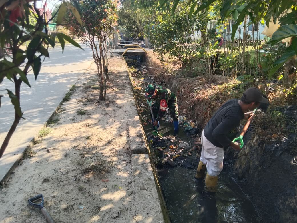 Kemanunggalan TNI dan Rakyat, Babinsa Bersama Warga Bersihkan Parit Secara Gotong Royong Kemanunggalan TNI dan Rakyat, Babinsa Bersama Warga Bersihkan Parit Secara Gotong Royong