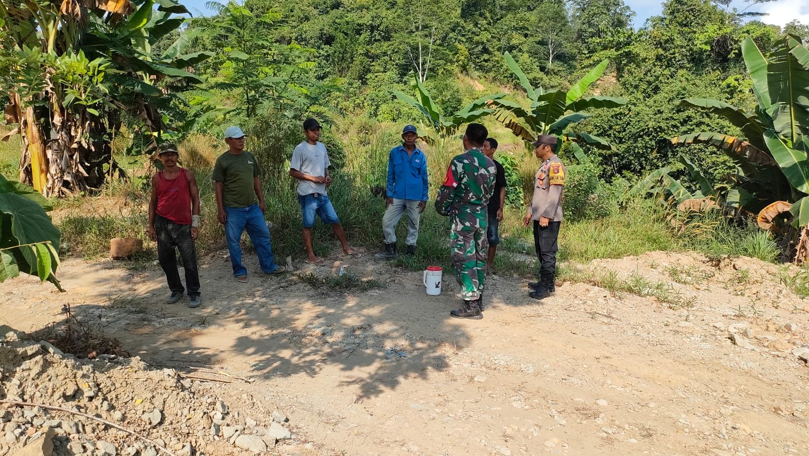 Stop Bakar Lahan, Babinsa Bersama Bhabinkamtibmas Gencar Edukasi Warga Stop Bakar Lahan, Babinsa Bersama Bhabinkamtibmas Gencar Edukasi Warga