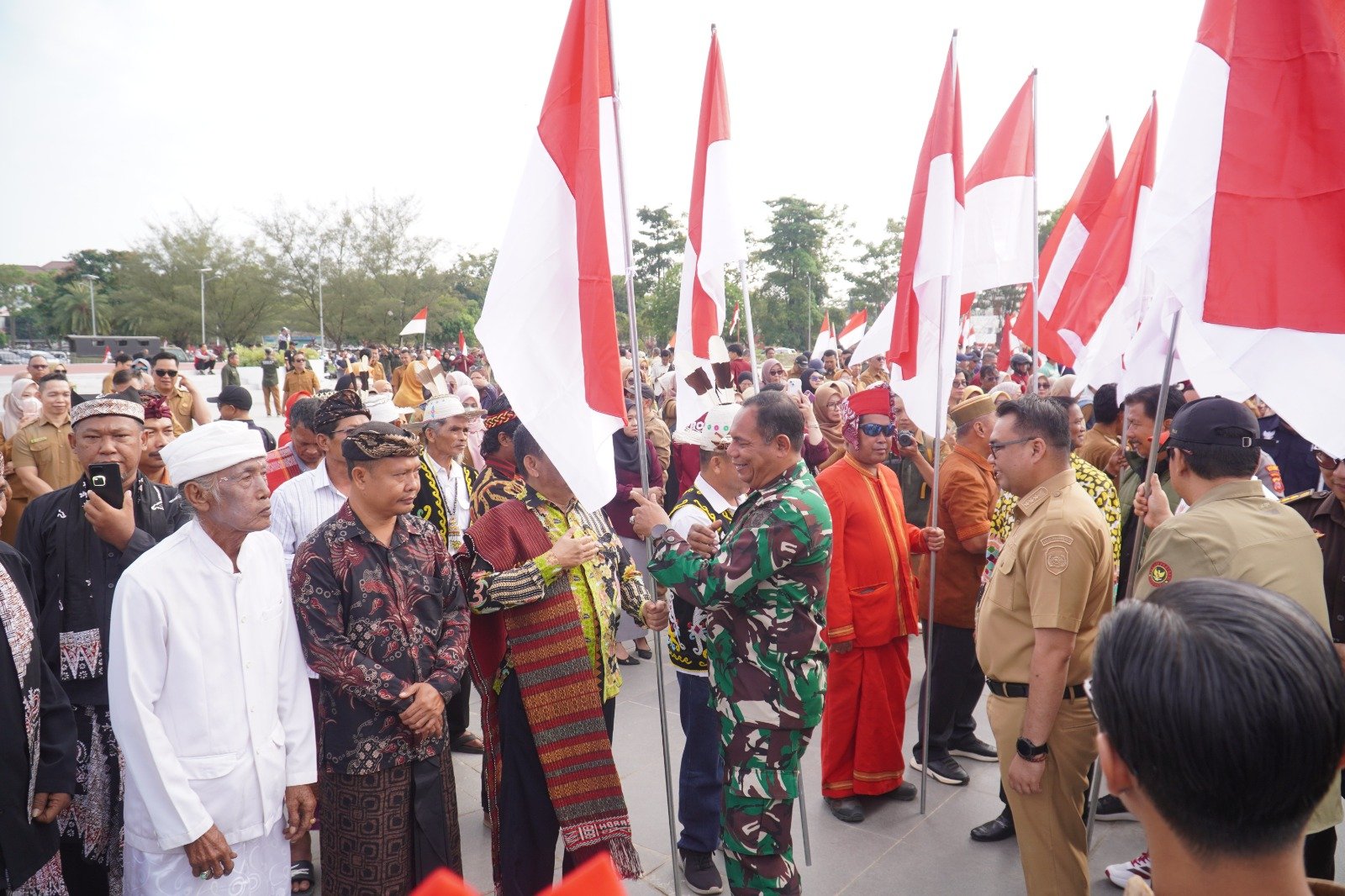 Tanamkan Semangat Kebangsaan, Danramil 01 Tenggarong Hadiri Gerakan Nasional Pembagian Bendera Merah Putih Tanamkan Semangat Kebangsaan, Danramil 01 Tenggarong Hadiri Gerakan Nasional Pembagian Bendera Merah Putih