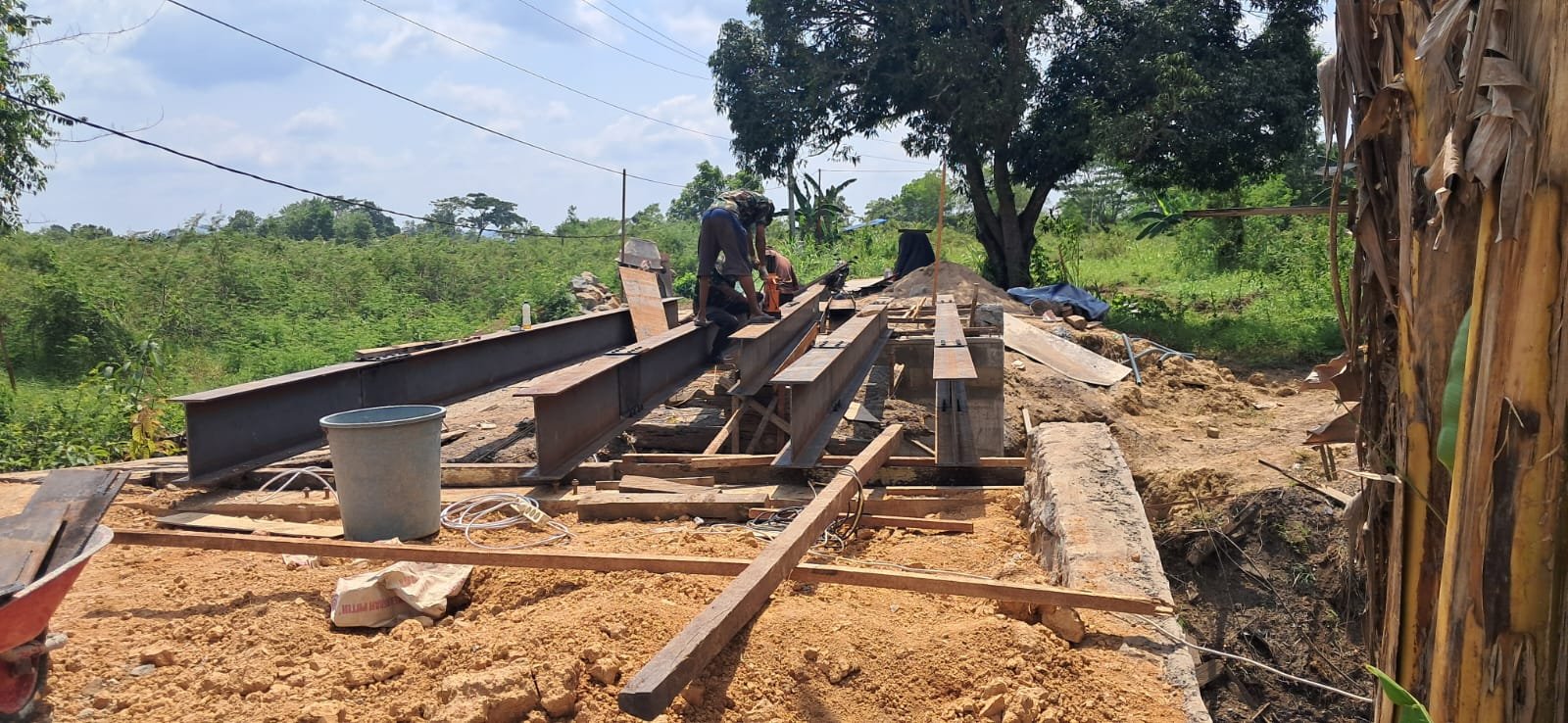 Perakitan Pembesian H-Beam Jembatan Beton Merah Putih Terus Dilakukan Perakitan Pembesian H-Beam Jembatan Beton Merah Putih Terus Dilakukan