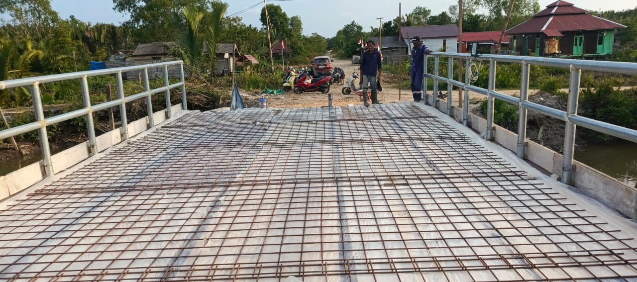 Pembangunan Jembatan Beton Merah Putih Muara Jawa Berlanjut ke Tahap Bekisting