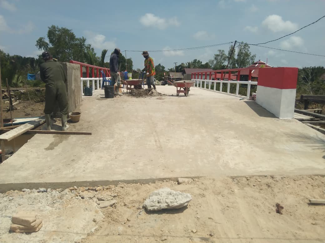 Jembatan Beton Merah Putih Muara Jawa Memasuki Tahap Finishing dan Pengecatan Jembatan Beton Merah Putih Muara Jawa Memasuki Tahap Finishing dan Pengecatan