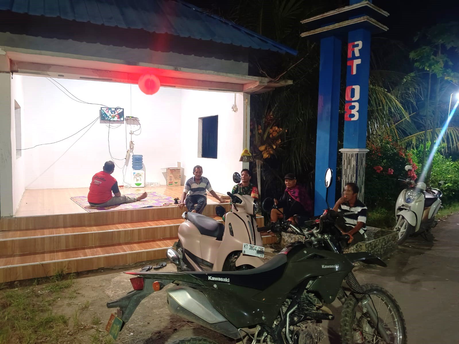 Jaga Keamanan Wilayah Binaan, Babinsa Bhuana Jaya Lakukan Patroli Dan Sambangi Pos Ronda Jaga Keamanan Wilayah Binaan, Babinsa Bhuana Jaya Lakukan Patroli Dan Sambangi Pos Ronda