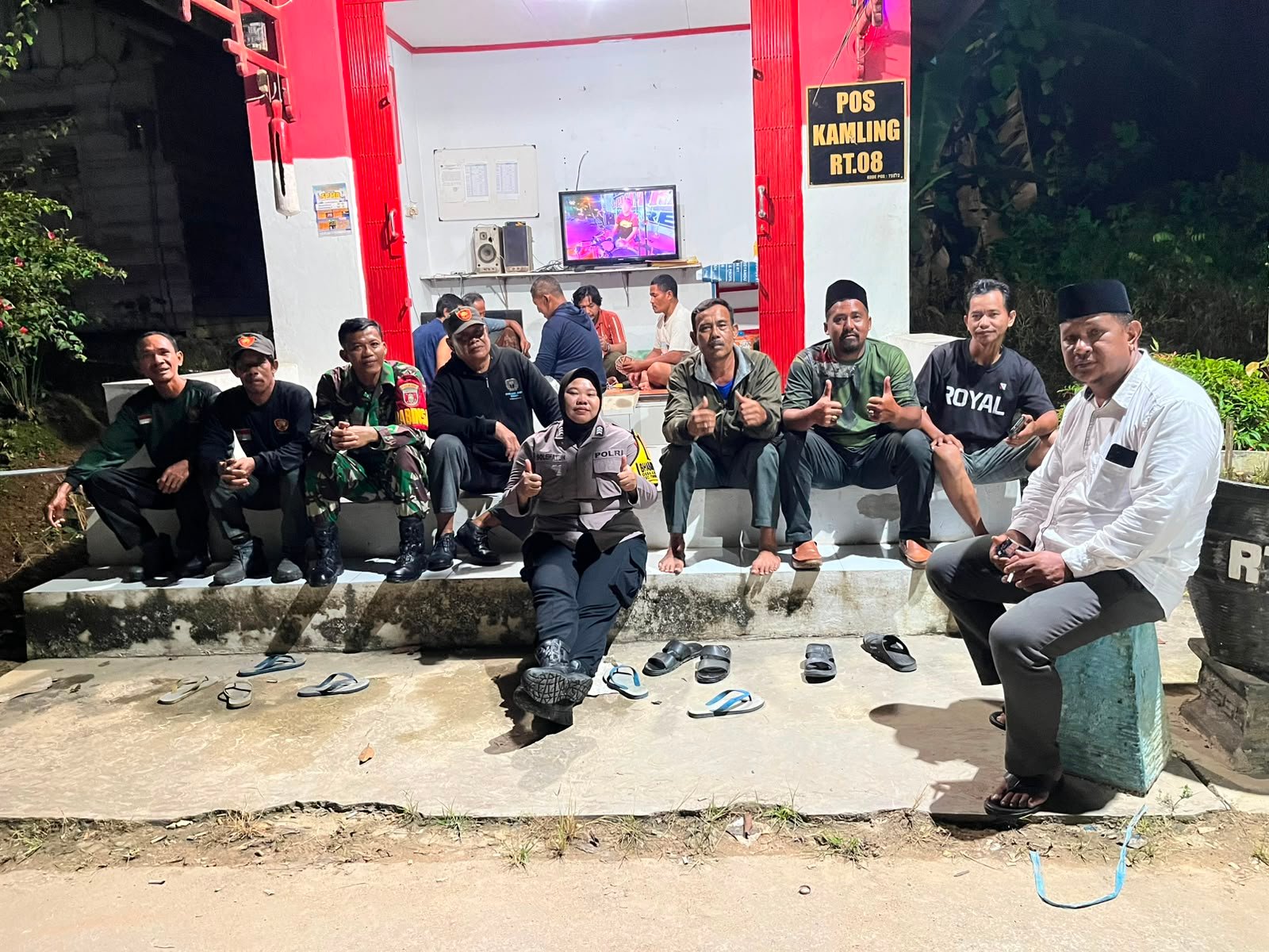 Wujudkan Wilayah Binaan Selalu Aman, Babinsa Dan Bhabinkamtibmas Kompak Sambangi Warga Di Pos Kamling