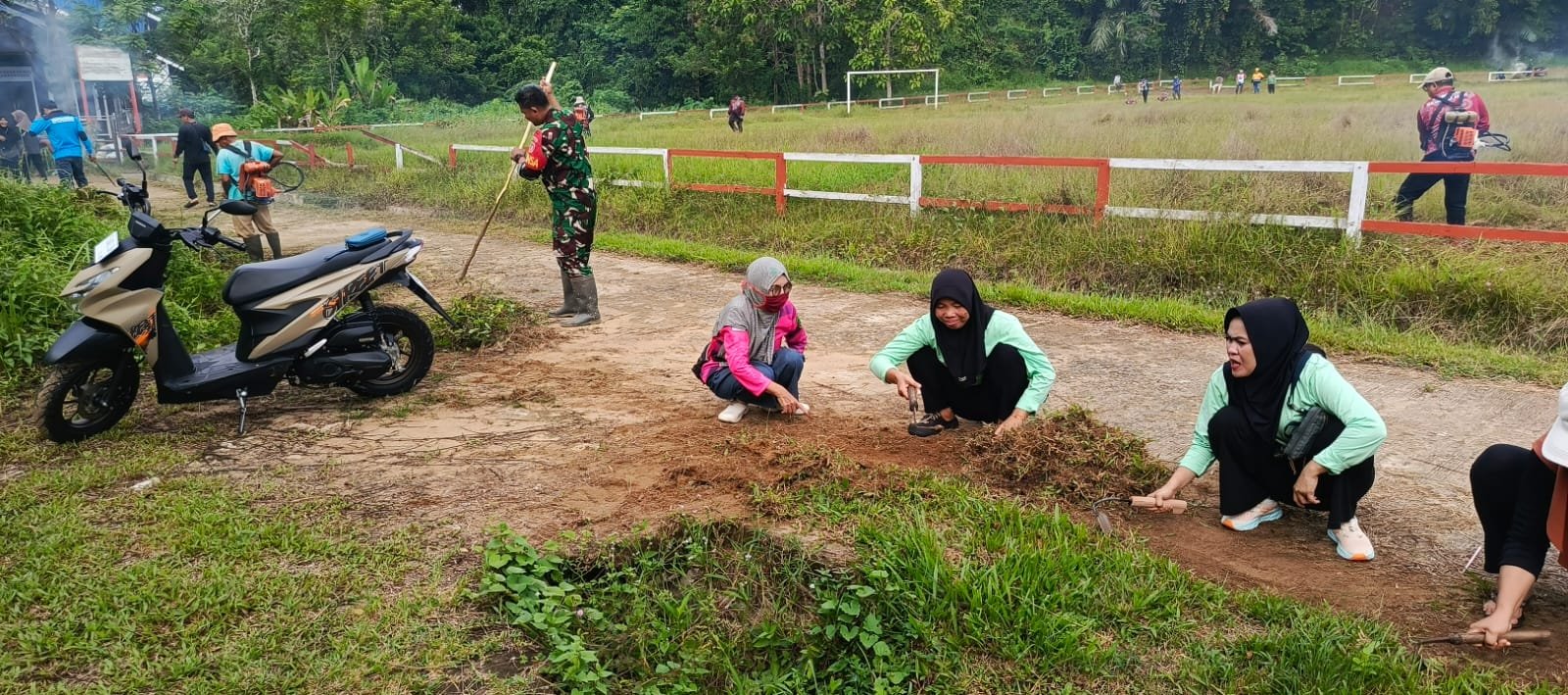 Lewat Jumat Bersih, Babinsa dan Warga Gotong Royong Bersihkan Lapangan Bola