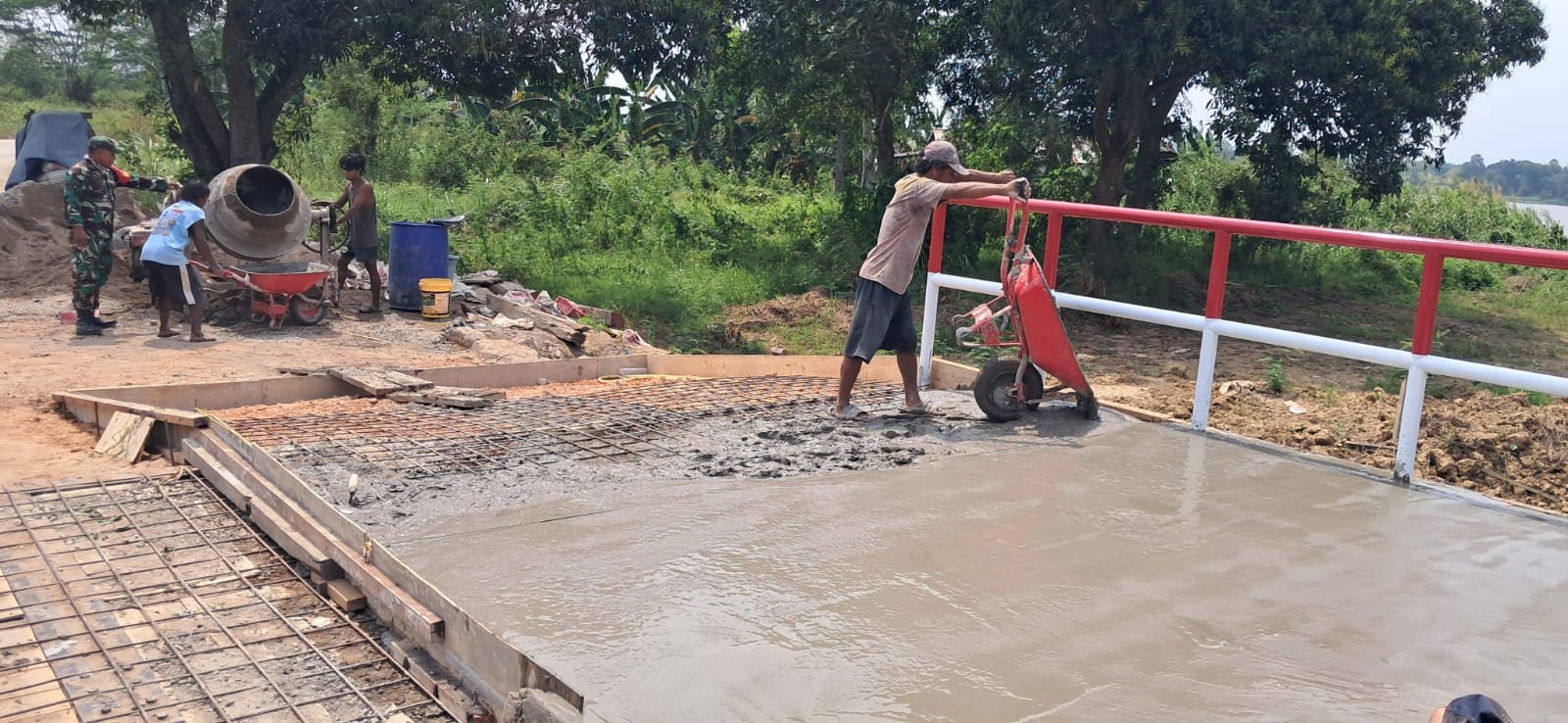 Pengecoran Dikebut, Jembatan Beton Merah Putih Segera Sambungkan Akses Antar wilayah