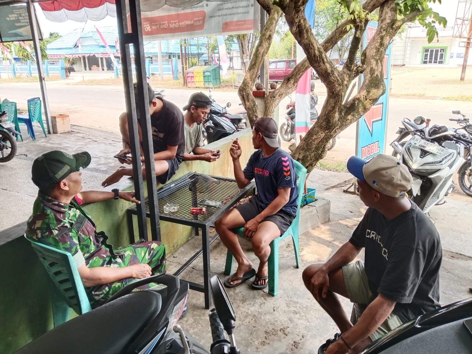 Peduli Lingkungan dan Cegah Kebakaran, Babinsa Ajak Warga Tidak Membakar Sampah Peduli Lingkungan dan Cegah Kebakaran, Babinsa Ajak Warga Tidak Membakar Sampah