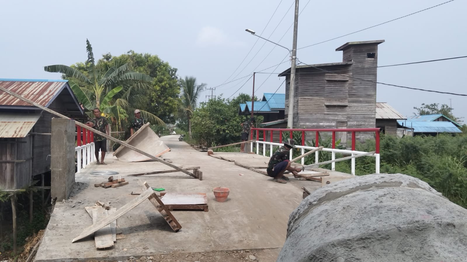 Pengerjaan Pengecoran Jembatan Beton Merah Putih Di Desa Beloro Terus Dikebut