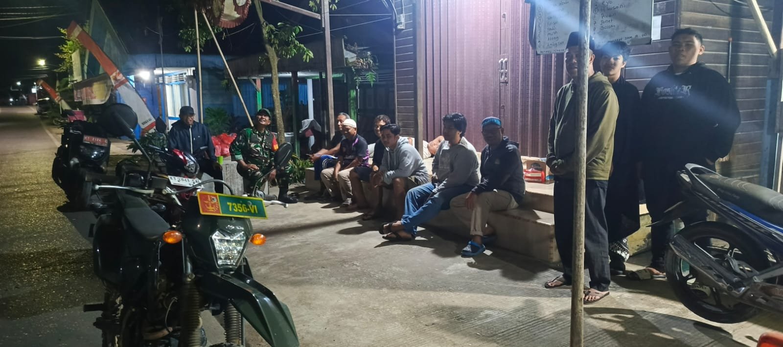 Pastikan Wilayah Binaan Aman, Babinsa Lakukan Patroli dan Pantau Pos Ronda