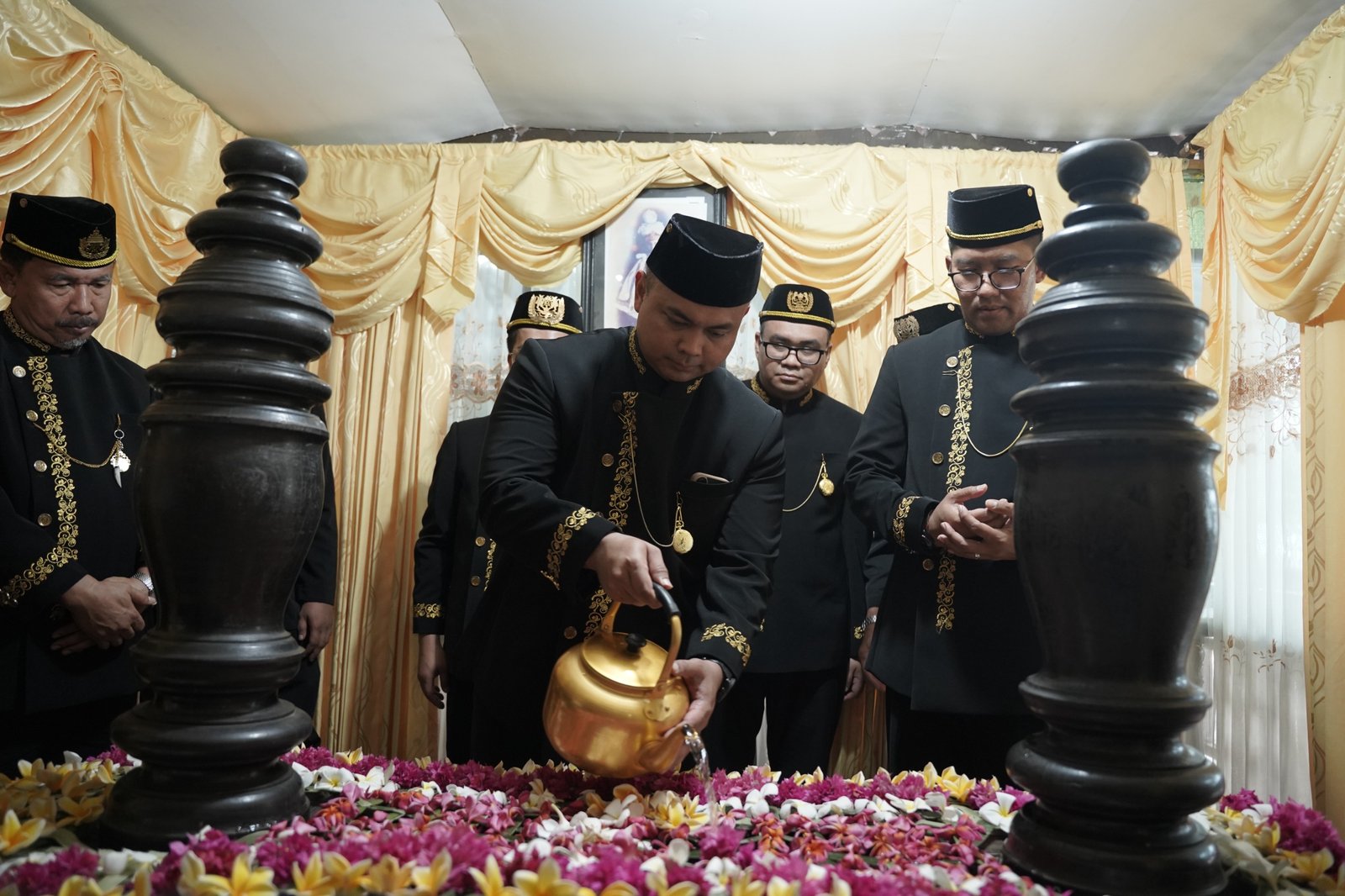 Peringati Hari Jadi Tenggarong, Dandim 0906/Kkr Bersama Forkopimda Ziarah Makam Raja-Raja