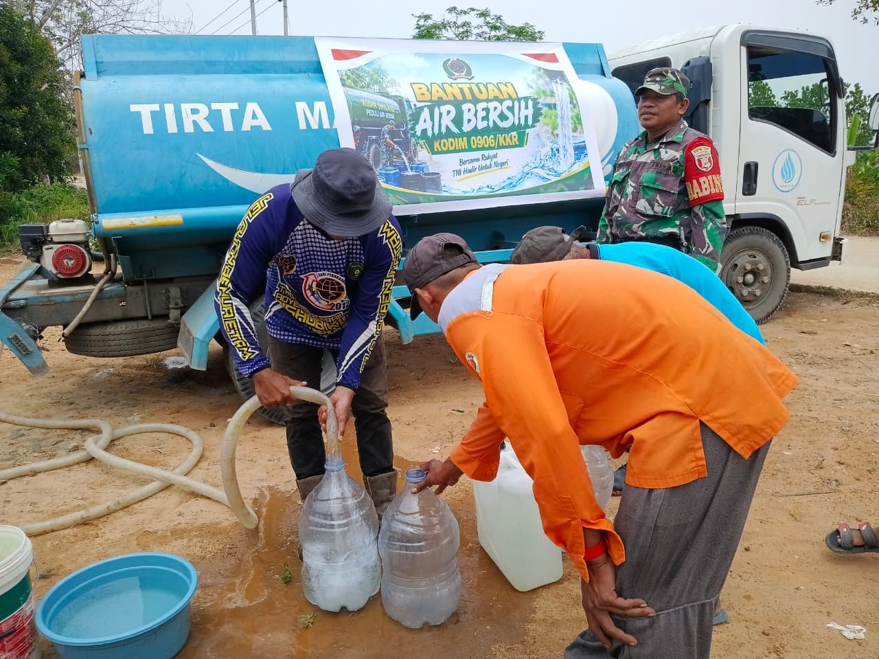 Kodim 0906/Kkr Salurkan Bantuan Air Bersih kepada Warga Bendang Raya