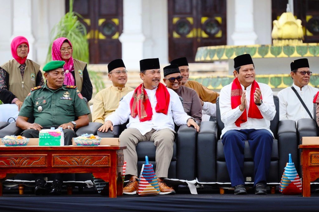 Dr.-H-Sunggono-saat-menyaksikan-pawai-taaruf-dalam-rangka-pelaksanaan-MTQ-ke-46-tingkat-Kabupaten-Kukar-2