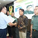 Penyerahan hadiah lomba