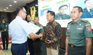 Penyerahan hadiah lomba