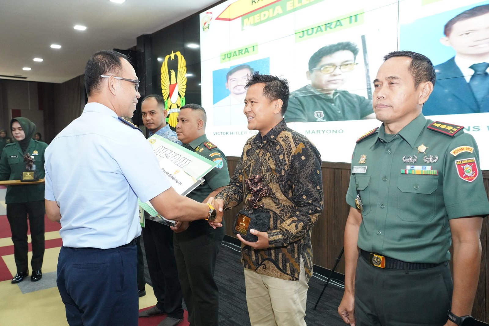 Penyerahan hadiah lomba