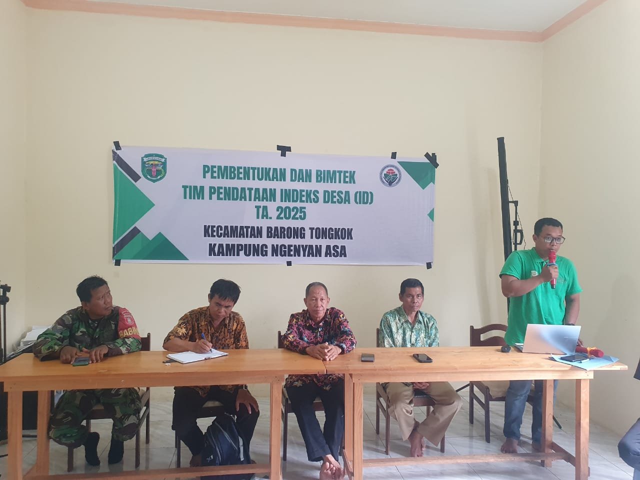 Babinsa Barong Tongkok mengikuti rapat Pembentukan dan Bimtek Tim Pendataan Indeks Desa Tahun 2025